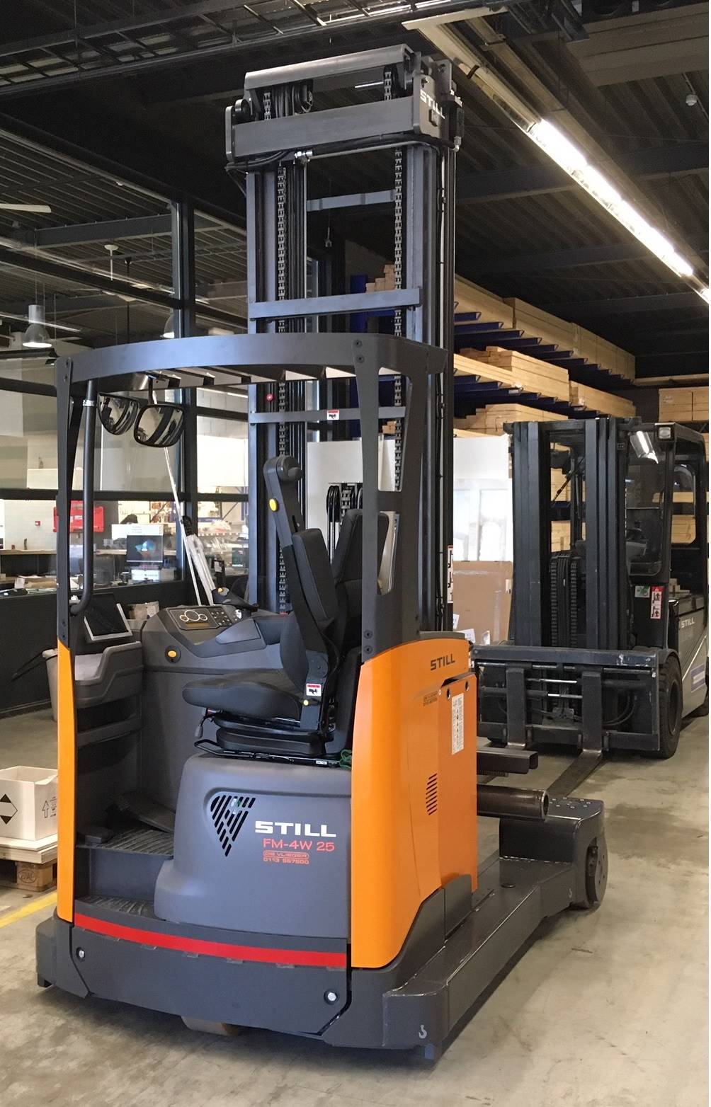 2 stuks nieuwe STILL FM-4W 25 reachtrucks voor Bouwcenter Esselink